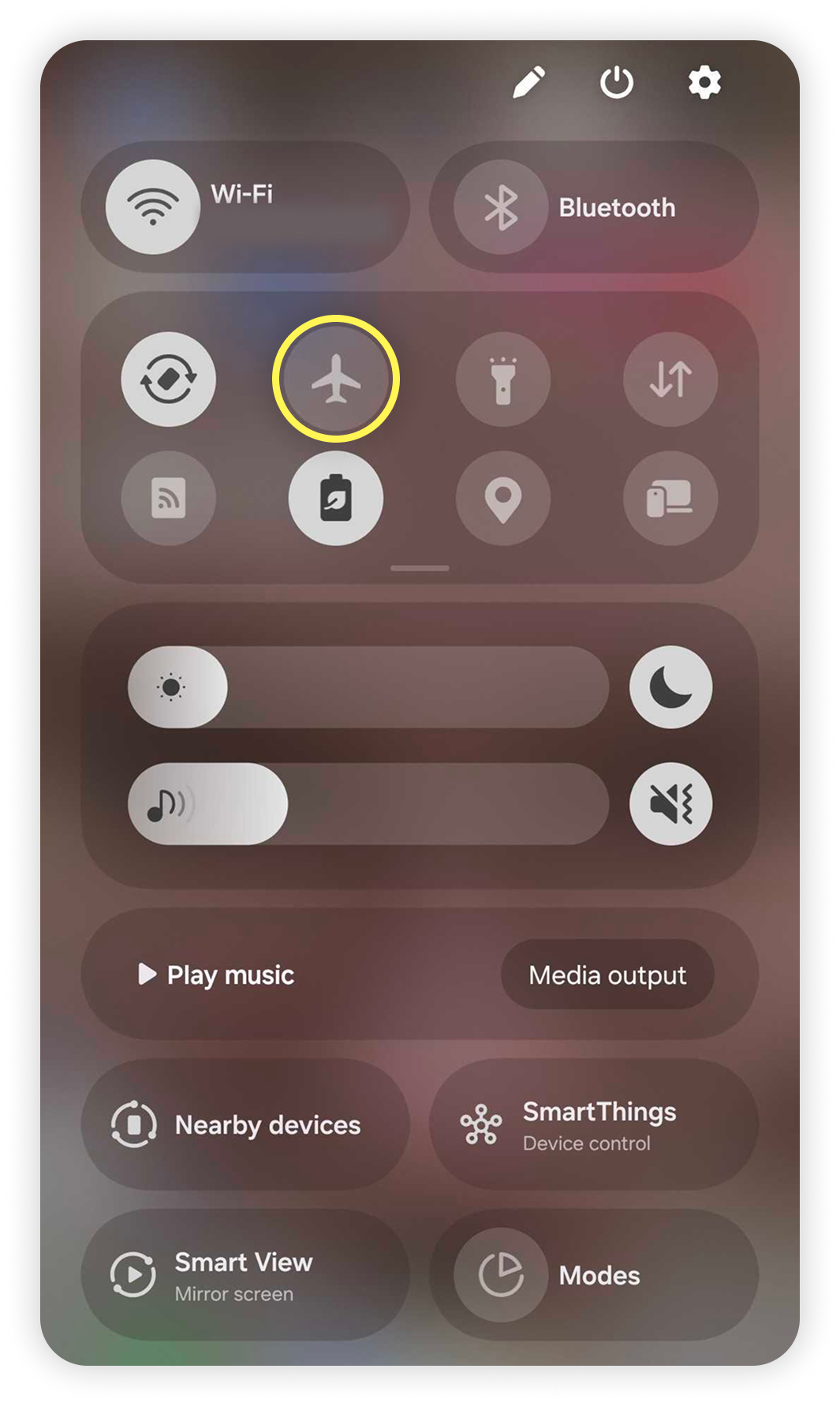 Oznamovací panel Androidu se zvýrazněnou ikonou režimu letadlo