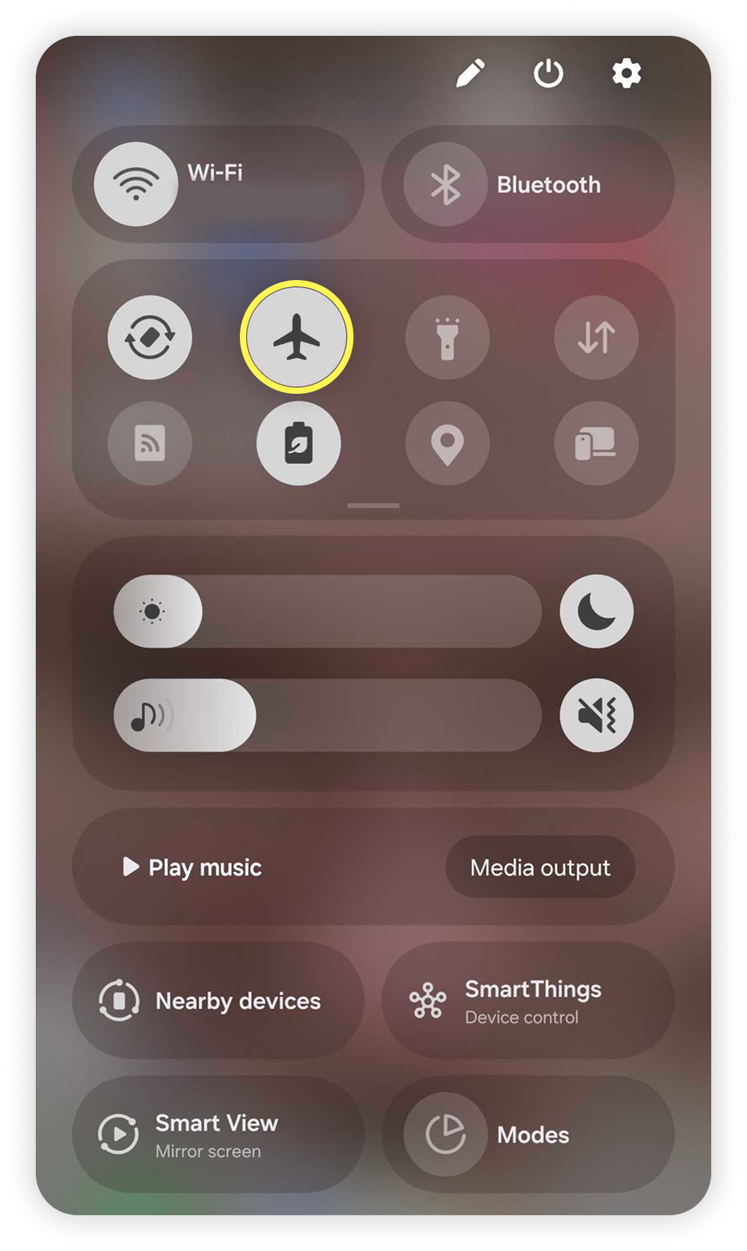 Oznamovací panel Androidu se zvýrazněnou ikonou aktivního režimu Letadlo